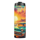 Klassieke auto op een tropisch strand thermosbeker (Voorkant)