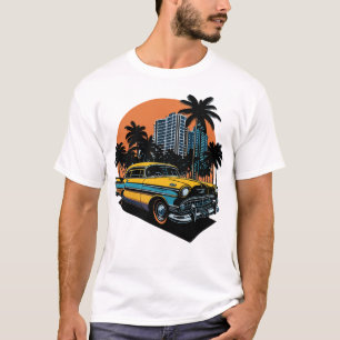 Klassieke auto op Sunrise Achtergrond T-shirt