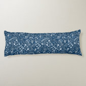 Klassieke blauwe kleur van het Jaar | Boho Floral Lichaamskussen (Achterkant)