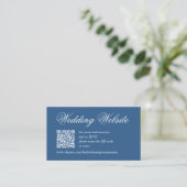 Klassieke blauwe QR-code witte script trouwwebsite Informatiekaartje (Staand voorkant)