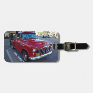 Klassieke Cherry Red Chevy Pick-up Truck op het Sh Bagagelabel