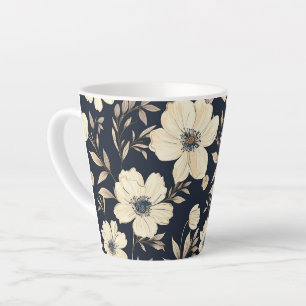 Klassieke Crème Bloemen op Donkerblauwe Achtergron Latte Mok