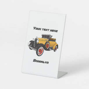 Klassieke gele auto 1931 reclamebord met voetstuk
