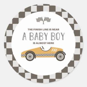 Klassieke gele raceauto babyshower ronde sticker