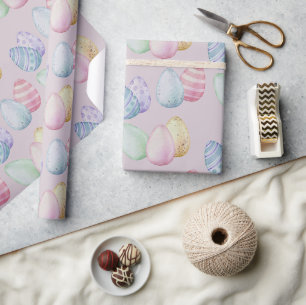 Klassieke geschilderde paaseieren op babyroze cadeaupapier