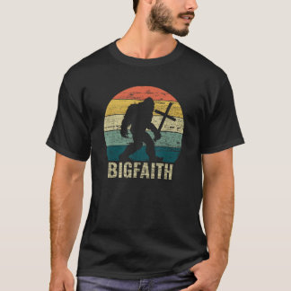 Klassieke grote geloof Bigfoot met kruis grappige T-shirt