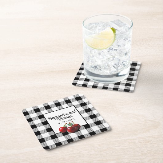 Klassieke kersen zwart wit geruit vierkante kartonnen onderzetter (Insitu)