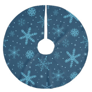 Klassieke kerstsnowflakken op marinesblauwe schaal kerstboom rok
