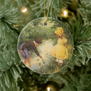 Klassieke kinderen, jongen en meisje spelen bij be keramisch ornament