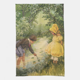 Klassieke kinderen, jongen en meisje spelen bij be theedoek