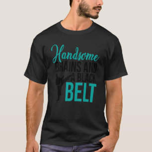 Klassieke knappe hersens en een zwarte band karate t-shirt