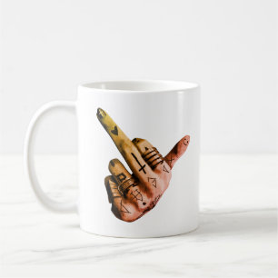 Klassieke mok met getatoeëerde hand in het vetgedr