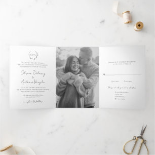 Klassieke monogram met grote kroonrand drieluik uitnodiging