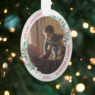 Klassieke nieuwgeboren grootouders met eerste kers ornament