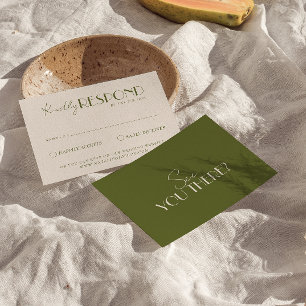 Klassieke olijfgroene luxe trouwdag in old money-s RSVP kaartje