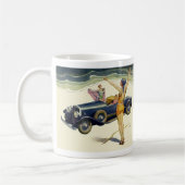Klassieke open auto op het strand koffiemok (Links)