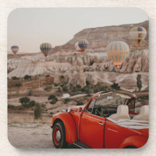 Klassieke rode auto die warme luchtballonnen kijk bier onderzetter