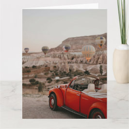 Klassieke  rode auto die warme luchtballonnen kijk kaart