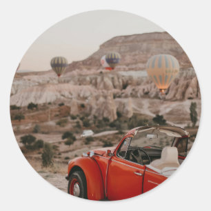 Klassieke rode auto die warme luchtballonnen kijk ronde sticker