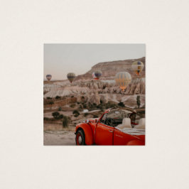 Klassieke  rode auto die warme luchtballonnen kijk vierkante visitekaartjes