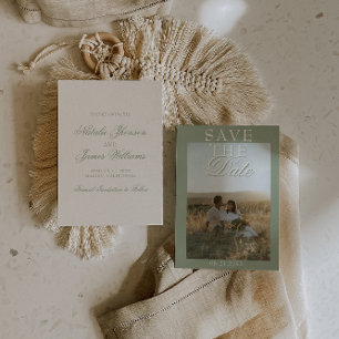 Klassieke saliegroene boho old money fototrouwfoto save the date