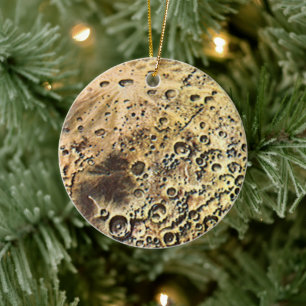 Klassieke sciencefiction, raket schip boven de maa keramisch ornament