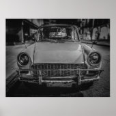 Klassieke stijl auto geparkeerd in de stedelijke s poster (Voorkant)