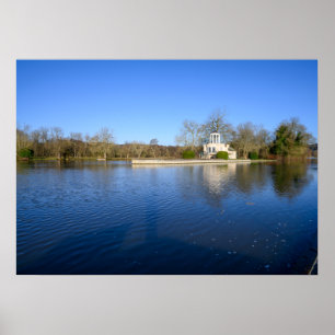 Klassieke tempel aan het meer met koepel  poster