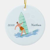 Klassieke windsurfende Brunette Surfer naam & Jaar Keramisch Ornament (Voorkant)