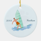 Klassieke windsurfende Brunette Surfer naam & Jaar Keramisch Ornament (Achterkant)