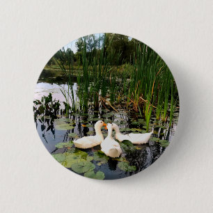 Klassieke witte eenden op een mooie meer ronde button 5,7 cm