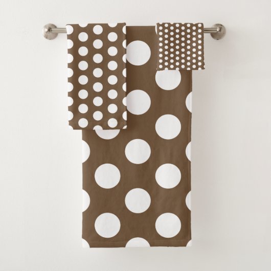 Klassieke Witte Polka Dots op Bruin Bad Handdoek (Insitu)