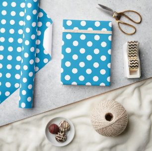 Klassieke witte polka stippen op blauw inpakpapier