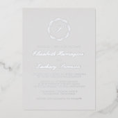 Klassieke Zilveren Monogram Krans Script Grijze br Folie Uitnodiging (Voorkant)
