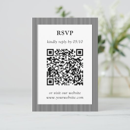 Klassieke Zwart & Wit Gestreepte QR Code RSVP Huwe (Staand voorkant)