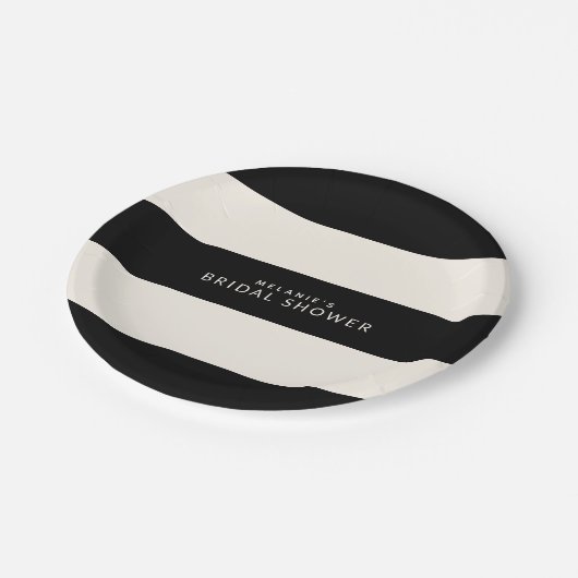 Klassieke zwarte en ecru strepen bruidsmeisjesfees papieren bordje (Gekanteld)
