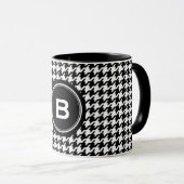 Klassieke zwarte en witte hond met monogram mok (Voorkant rechts)