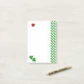 Klavertjes met rood hart-schrijfwaren post-it® notes (Op bureau)