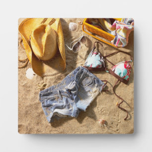 Kleding achteraan op strand fotoplaat