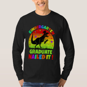 Kleding voor afgestudeerden van de kleuterschool m t-shirt