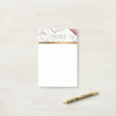 Klei met gouden rozen en goudgegevens post-it® notes (Op bureau)