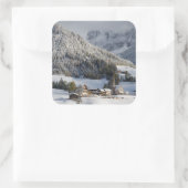 Klein alpendorp in de sticker van het sneeuwplein (Tas)