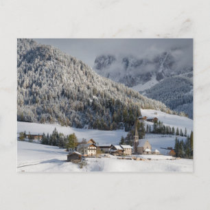 Klein alpiene dorp in het sneeuwbriefkaart briefkaart