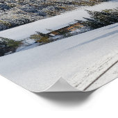 Klein alpiene dorp in het sneeuwposter poster (Hoek)