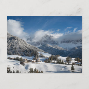 Klein dorp met Dolomites-bergen in de sneeuw Briefkaart