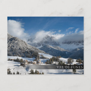 Klein dorp met Dolomites-bergen in de sneeuw Briefkaart