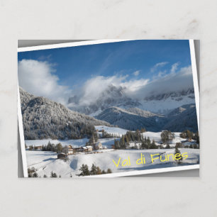 Klein dorp met Dolomites-bergen in de sneeuw Briefkaart