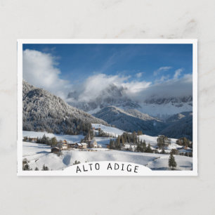 Klein dorp met Dolomites-bergen in de sneeuw Briefkaart