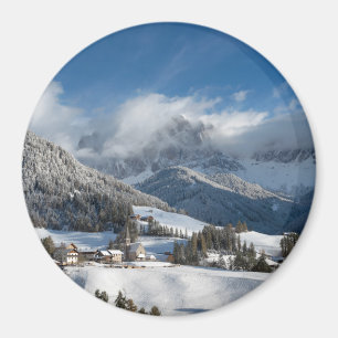 Klein dorp met Dolomites-bergen in de sneeuw Magneet