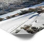 Klein dorp met Dolomites-bergen in de sneeuw Poster (Hoek)